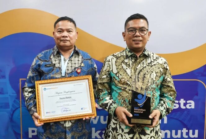 
 Gubernur Banten Andra Soni didampingi Kepala Dinas Pendidikan Provinsi Banten Jamaluddin menerima penghargaan dari Menteri Pendidikan Dasar dan Menengah (Mendikdasmen) pada malam tasyakuran Hardiknas 2026. Foto: ist
