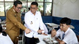Gubernur Banten Andra Soni didampingi Wakil Wali Kota Tangerang, Maryono, meninjau program Makan Bergizi Gratis (MBG) dan persiapan pelaksanaan Sistem Penerimaan Murid Baru (SPMB) di SMKN 4 Kota Tangerang. Foto: Ist