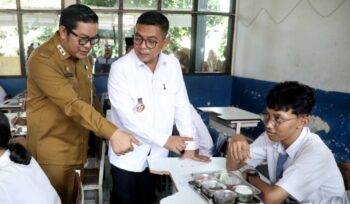 Gubernur Banten Andra Soni didampingi Wakil Wali Kota Tangerang, Maryono, meninjau program Makan Bergizi Gratis (MBG) dan persiapan pelaksanaan Sistem Penerimaan Murid Baru (SPMB) di SMKN 4 Kota Tangerang. Foto: Ist