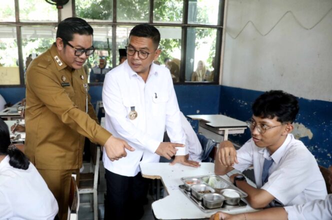 
 Gubernur Banten Andra Soni didampingi Wakil Wali Kota Tangerang, Maryono, meninjau program Makan Bergizi Gratis (MBG) dan persiapan pelaksanaan Sistem Penerimaan Murid Baru (SPMB) di SMKN 4 Kota Tangerang. Foto: Ist