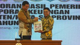 Wali Kota Tangerang Sachrudin saat menerima LHP BPK RI. Foto: ist