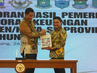 Wali Kota Tangerang Sachrudin saat menerima LHP BPK RI. Foto: ist
