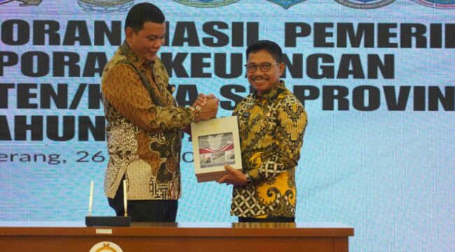 Wali Kota Tangerang Sachrudin saat menerima LHP BPK RI. Foto: ist