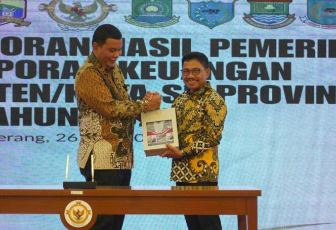 
 Wali Kota Tangerang Sachrudin saat menerima LHP BPK RI. Foto: ist