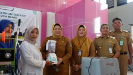 Wakil Bupati (Wabup) Tangerang, Intan Nurul Hikmah secara simbolis bantuan kepada para pelaku UMKM dalam rangka pengembangan ekonomi kreatif Ruang Terbuka Hijau (RTH) Kelurahan Tigaraksa. Foto: ist