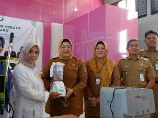 Wakil Bupati (Wabup) Tangerang, Intan Nurul Hikmah secara simbolis bantuan kepada para pelaku UMKM dalam rangka pengembangan ekonomi kreatif Ruang Terbuka Hijau (RTH) Kelurahan Tigaraksa. Foto: ist