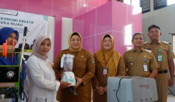 Wakil Bupati (Wabup) Tangerang, Intan Nurul Hikmah secara simbolis bantuan kepada para pelaku UMKM dalam rangka pengembangan ekonomi kreatif Ruang Terbuka Hijau (RTH) Kelurahan Tigaraksa. Foto: ist