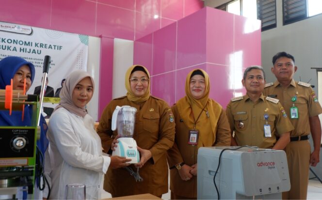 
 Wakil Bupati (Wabup) Tangerang, Intan Nurul Hikmah secara simbolis bantuan kepada para pelaku UMKM dalam rangka pengembangan ekonomi kreatif Ruang Terbuka Hijau (RTH) Kelurahan Tigaraksa. Foto: ist