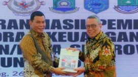 Wali Kota Tangerang Selatan Benyamin Davnie saat menerima Laporan Hasil Pemeriksaan (LHP) BPK RI. Foto: ist