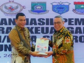 Wali Kota Tangerang Selatan Benyamin Davnie saat menerima Laporan Hasil Pemeriksaan (LHP) BPK RI. Foto: ist