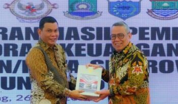 Wali Kota Tangerang Selatan Benyamin Davnie saat menerima Laporan Hasil Pemeriksaan (LHP) BPK RI. Foto: ist