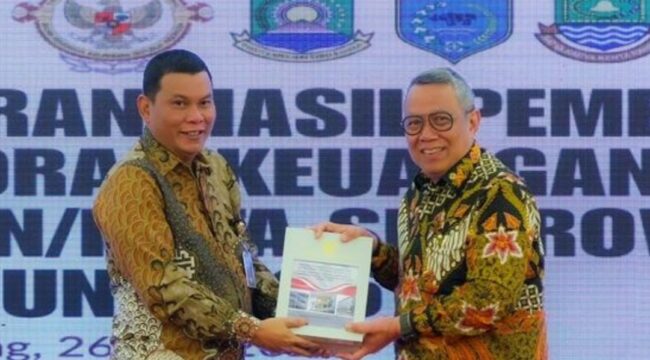 Wali Kota Tangerang Selatan Benyamin Davnie saat menerima Laporan Hasil Pemeriksaan (LHP) BPK RI. Foto: ist