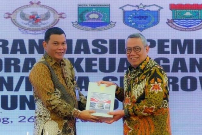 
 Wali Kota Tangerang Selatan Benyamin Davnie saat menerima Laporan Hasil Pemeriksaan (LHP) BPK RI. Foto: ist