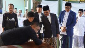 Wali Kota Tangerang Sachrudin dan Wakil Wali Kota Tangerang Maryono saat Menyaksikan Pemotongan Hewan Qurban. Foto: ist