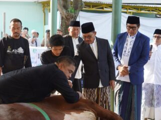 Wali Kota Tangerang Sachrudin dan Wakil Wali Kota Tangerang Maryono saat Menyaksikan Pemotongan Hewan Qurban. Foto: ist