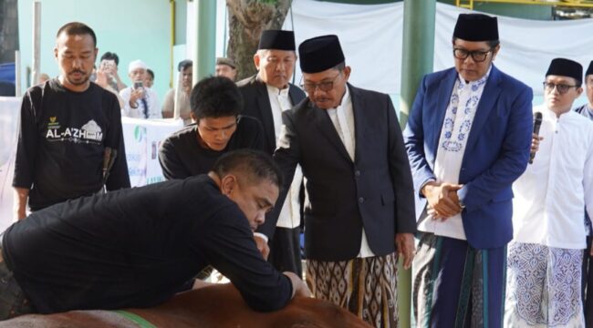 Wali Kota Tangerang Sachrudin dan Wakil Wali Kota Tangerang Maryono saat Menyaksikan Pemotongan Hewan Qurban. Foto: ist