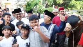 Gubernur Banten Andra Soni menyerahkan hewan kurban bantuan Presiden Prabowo Subianto usai melaksanakan salat ied Idul Adha di Masjid Al Mubarok Kreo, Kecamatan Larangan, Kota Tangerang. Foto: ist