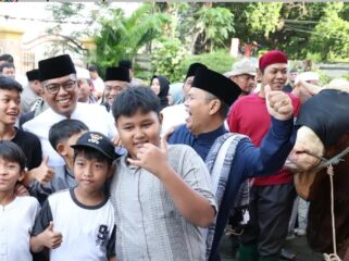 Gubernur Banten Andra Soni menyerahkan hewan kurban bantuan Presiden Prabowo Subianto usai melaksanakan salat ied Idul Adha di Masjid Al Mubarok Kreo, Kecamatan Larangan, Kota Tangerang. Foto: ist