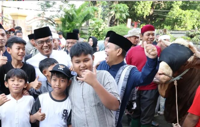 
 Gubernur Banten Andra Soni menyerahkan hewan kurban bantuan Presiden Prabowo Subianto usai melaksanakan salat ied Idul Adha di Masjid Al Mubarok Kreo, Kecamatan Larangan, Kota Tangerang. Foto: ist