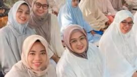 Wakil Bupati Tangerang Intan Nurul Hikmah saat melaksanakan sholat Idul Adha di Masjid Agung Al-Amjad Tigaraksa. Foto: Ist