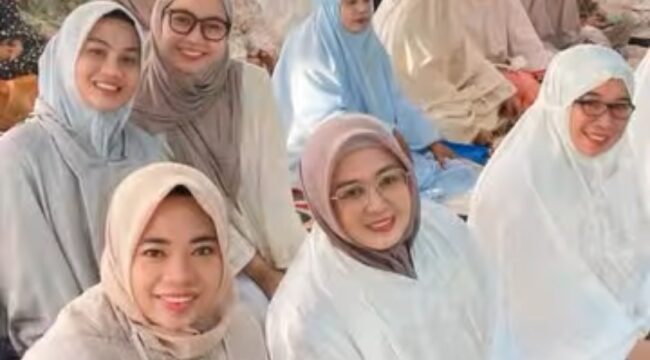 Wakil Bupati Tangerang Intan Nurul Hikmah saat melaksanakan sholat Idul Adha di Masjid Agung Al-Amjad Tigaraksa. Foto: Ist