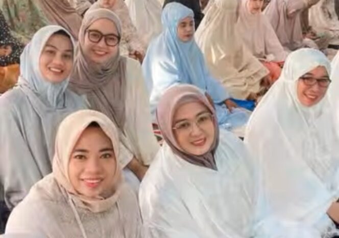 
 Wakil Bupati Tangerang Intan Nurul Hikmah saat melaksanakan sholat Idul Adha di Masjid Agung Al-Amjad Tigaraksa. Foto: Ist