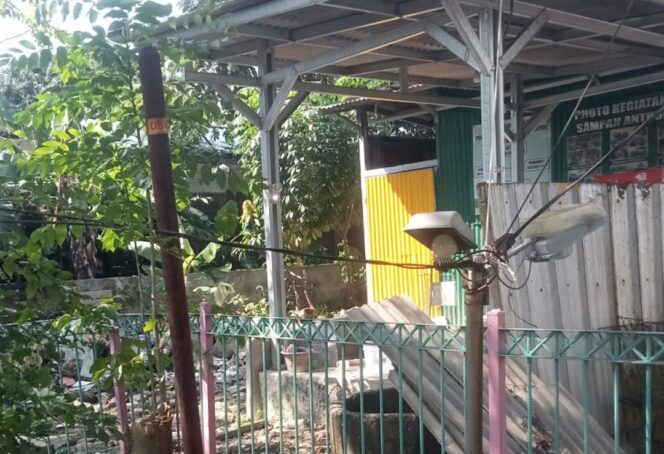 
 Kondisi sejumlah fasilitas umum di lingkungan RT.006 Rw.003 Pondok Arum Kelurahan Nambo Jaya Kecamatan Karawaci Kota Tangerang memprihatinkan bahkan mengalami kerusakan. Foto: Yan Evries 