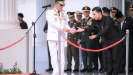Gubernur Banten Andra Soni saat menjadi Inspektur Upacara pada Peringatan Hari Lahir Pancasila Tahun 2026 yang digelar di Lapangan Upacara Gubernur Banten, Kawasan Pusat Pemerintahan Provinsi Banten (KP3B), Curug, Kota Serang. Foto: Awal Rijal 