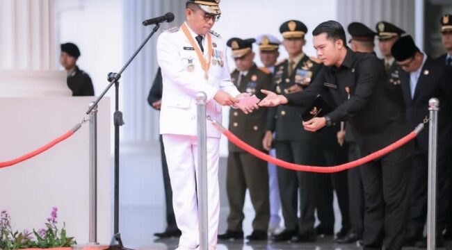 Gubernur Banten Andra Soni saat menjadi Inspektur Upacara pada Peringatan Hari Lahir Pancasila Tahun 2026 yang digelar di Lapangan Upacara Gubernur Banten, Kawasan Pusat Pemerintahan Provinsi Banten (KP3B), Curug, Kota Serang. Foto: Awal Rijal 