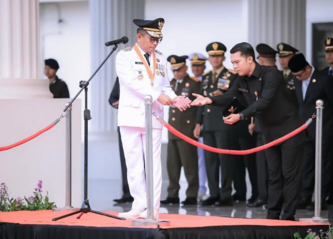 
 Gubernur Banten Andra Soni saat menjadi Inspektur Upacara pada Peringatan Hari Lahir Pancasila Tahun 2026 yang digelar di Lapangan Upacara Gubernur Banten, Kawasan Pusat Pemerintahan Provinsi Banten (KP3B), Curug, Kota Serang. Foto: Awal Rijal 