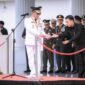 Gubernur Banten Andra Soni saat menjadi Inspektur Upacara pada Peringatan Hari Lahir Pancasila Tahun 2026 yang digelar di Lapangan Upacara Gubernur Banten, Kawasan Pusat Pemerintahan Provinsi Banten (KP3B), Curug, Kota Serang. Foto: Awal Rijal 