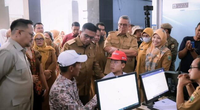 Gubernur Banten Andra Soni usai meninjau pendistribusian MBG dan tahapan pra-SPMB di SMAN 1 Ciputat, Kota Tangerang Selatan. Foto: ist