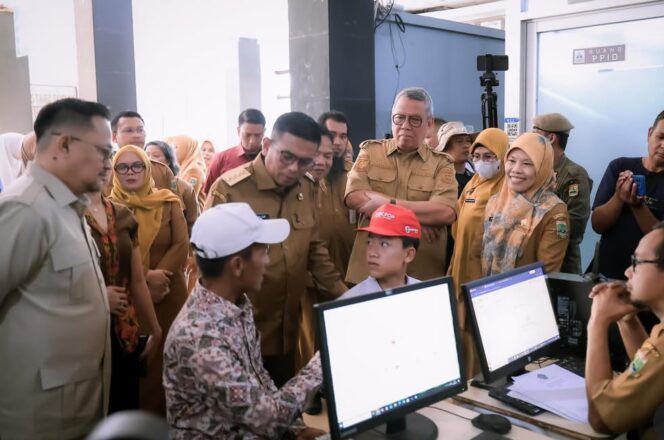 
 Gubernur Banten Andra Soni usai meninjau pendistribusian MBG dan tahapan pra-SPMB di SMAN 1 Ciputat, Kota Tangerang Selatan. Foto: ist