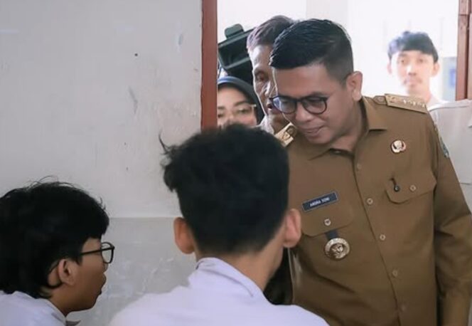 
 Gubernur Banten Andra Soni saat Kunjungi SMAN 1 Ciputat Kota Tangerang Selatan. Foto: Awal Rijal 