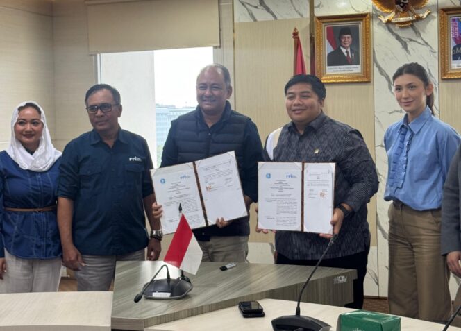 
 Direktur Utama LPP RRI, I Hendrasmo bersama Ketua Umum Gekrafs Kawendra Lukistian usai penandatanganan MoU. Foto: Gung