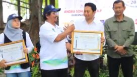 Kepala UPTD DAS Cidurian-Cisadane, Didik Purwanto mewakili Kepala Dinas PUPR Banten menerima penghargaan Cisadane Awards 2026. Foto: TangerangPos 