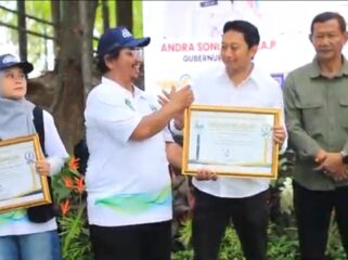 Kepala UPTD DAS Cidurian-Cisadane, Didik Purwanto mewakili Kepala Dinas PUPR Banten menerima penghargaan Cisadane Awards 2026. Foto: TangerangPos 