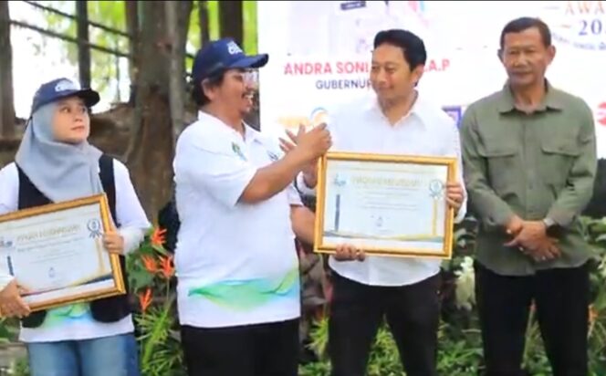 
 Kepala UPTD DAS Cidurian-Cisadane, Didik Purwanto mewakili Kepala Dinas PUPR Banten menerima penghargaan Cisadane Awards 2026. Foto: TangerangPos 