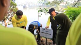 Direktur Teknik, Perumda Tirta Benteng Kota Tangerang, Joko Surana,ST saat menanam pohon pada kegiatan Lebaran Cisadane dan Cisadane Awards 2026. Foto: Ist