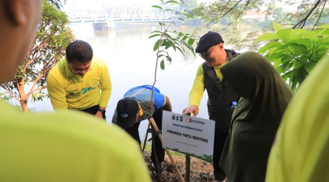 Direktur Teknik, Perumda Tirta Benteng Kota Tangerang, Joko Surana,ST saat menanam pohon pada kegiatan Lebaran Cisadane dan Cisadane Awards 2026. Foto: Ist