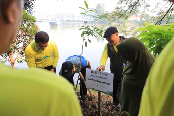 
 Direktur Teknik, Perumda Tirta Benteng Kota Tangerang, Joko Surana,ST saat menanam pohon pada kegiatan Lebaran Cisadane dan Cisadane Awards 2026. Foto: Ist
