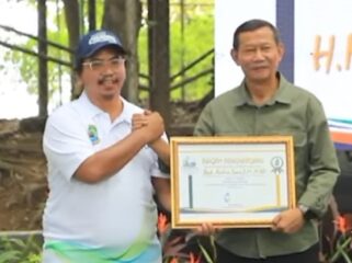 Kepala Dinas Lingkungan Hidup dan Kehutanan (DLHK) Provinsi Banten, Wawan Gunawan hadir menerima langsung penghargaan. Foto: Ist