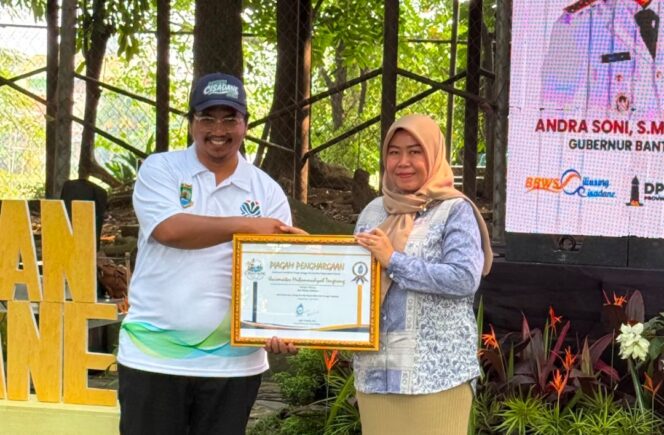 
 Wakil Dekan 1 Fakultas Pariwisata dan Industri Kreatif, Rella Dwi Respati mewakili Rektor Universitas Muhammadiyah Tangerang menerima penghargaan Cisadane Awards 2026. Foto: Ist 