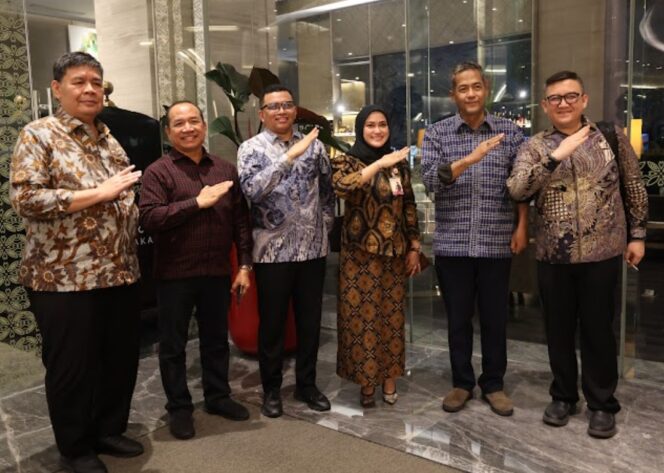 
 Direktur Utama (Dirut) Bank Banten Muhammad Busthami bersama para Kepala OPD saat menghadiri apresiasi Pemerintah Daerah (Pemda) Berprestasi 2026 Regional Jawa-Bali dari Kementerian Dalam Negeri (Kemendagri). Foto: Ist