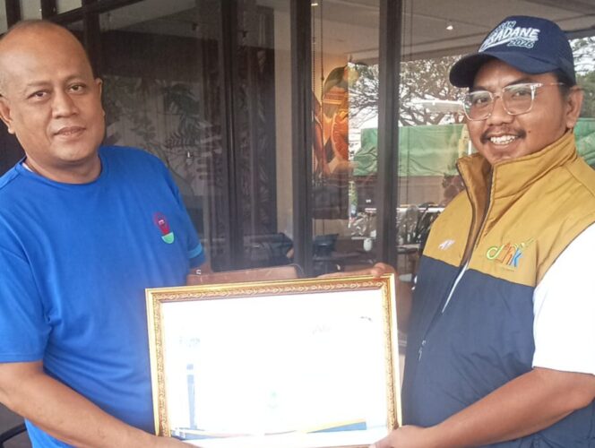 
 Perwakilan dari PT. Indo Taichen, Akson menerima langsung penghargaan Cisadane Awards 2026. Foto: Ist