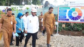 Gubernur Banten Andra Soni saat meninjau Progres pembangunan Sekolah Rakyat Provinsi Banten di Desa Koranji, Kecamatan Cadasari, Kabupaten Pandeglang. Foto: ist