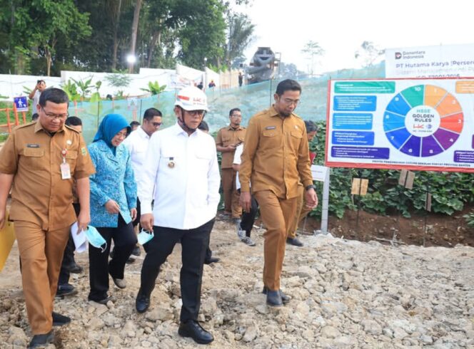 
 Gubernur Banten Andra Soni saat meninjau Progres pembangunan Sekolah Rakyat Provinsi Banten di Desa Koranji, Kecamatan Cadasari, Kabupaten Pandeglang. Foto: ist