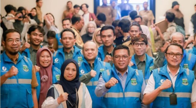 Gubernur Banten Andra Soni dan Kabag TU Sekretariat DSDA Nasional, Sri Wahyu Kusumastuti saat Pengukuhan DSDA-Banten. Foto; awal rijal