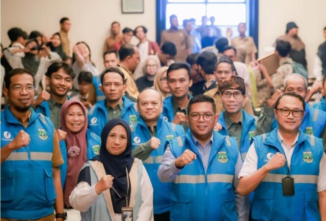 
 Gubernur Banten Andra Soni dan Kabag TU Sekretariat DSDA Nasional, Sri Wahyu Kusumastuti saat Pengukuhan DSDA-Banten. Foto; awal rijal