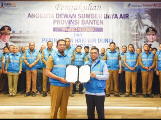 Gubernur Banten sekaligus Ketua Dewan Sumber Daya Air Provinsi Banten,.Andra Soni dan Ketua Harian Dewan SDA Banten, Arlan Marzan beserta Jajaran Anggota Dewan Sumber Daya Air Provinsi Banten saat prosesi Pengukuhan. Foto: Awal Rijal